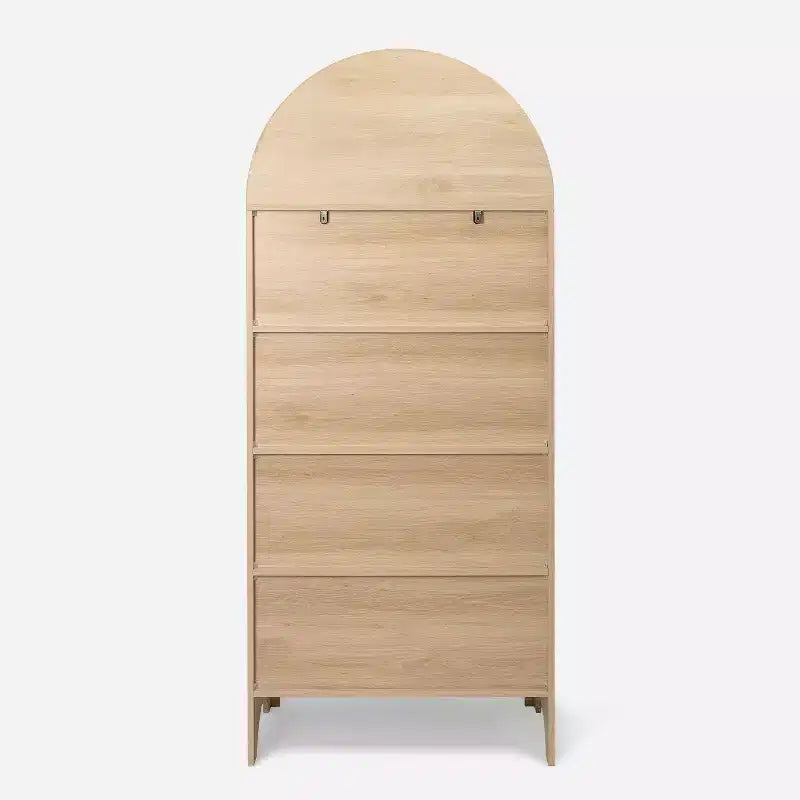 Gewölbte Holzvitrine
