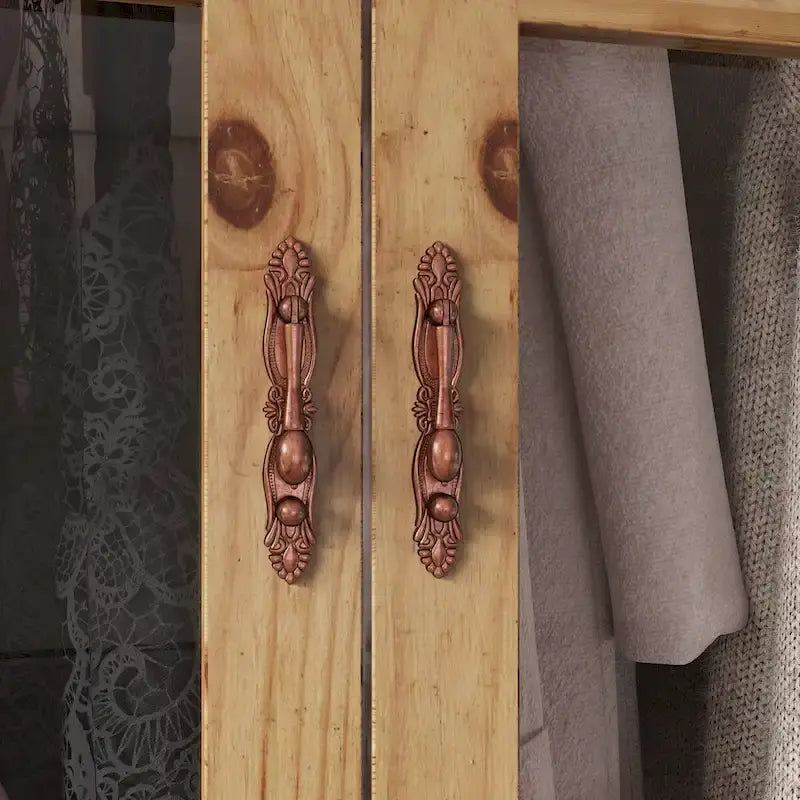 Vintage-inspiriertes zweiteiliges Kleiderschrank-Set mit Metallakzenten