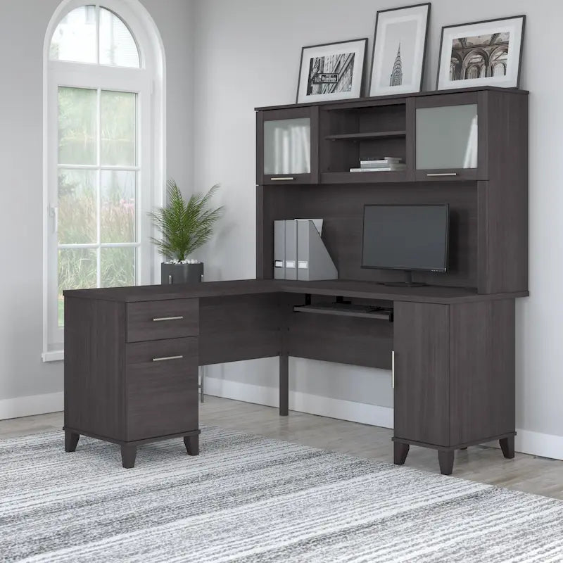 Bush Furniture Somerset 60 Zoll breiter L-förmiger Schreibtisch mit Aufsatzregal und Stauraum