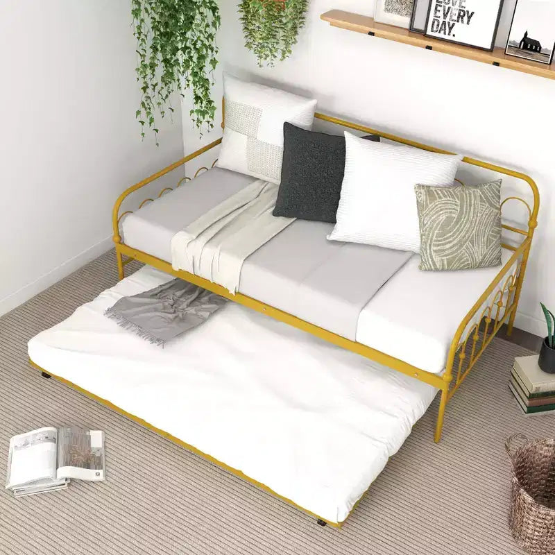 Costway Metall-Tagesbett in Einzelgröße mit ausziehbarem Unterbett, platzloses Schlafsofa, feststellbare Rollen, Gold