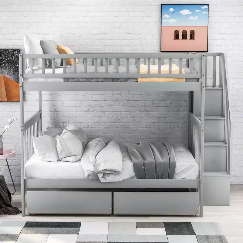 Etagenbett mit zwei großen Liegeflächen, zwei Schubladen und Ablagefächern – für Kinder, Jugendliche und Erwachsene – fürs Schlafzimmer