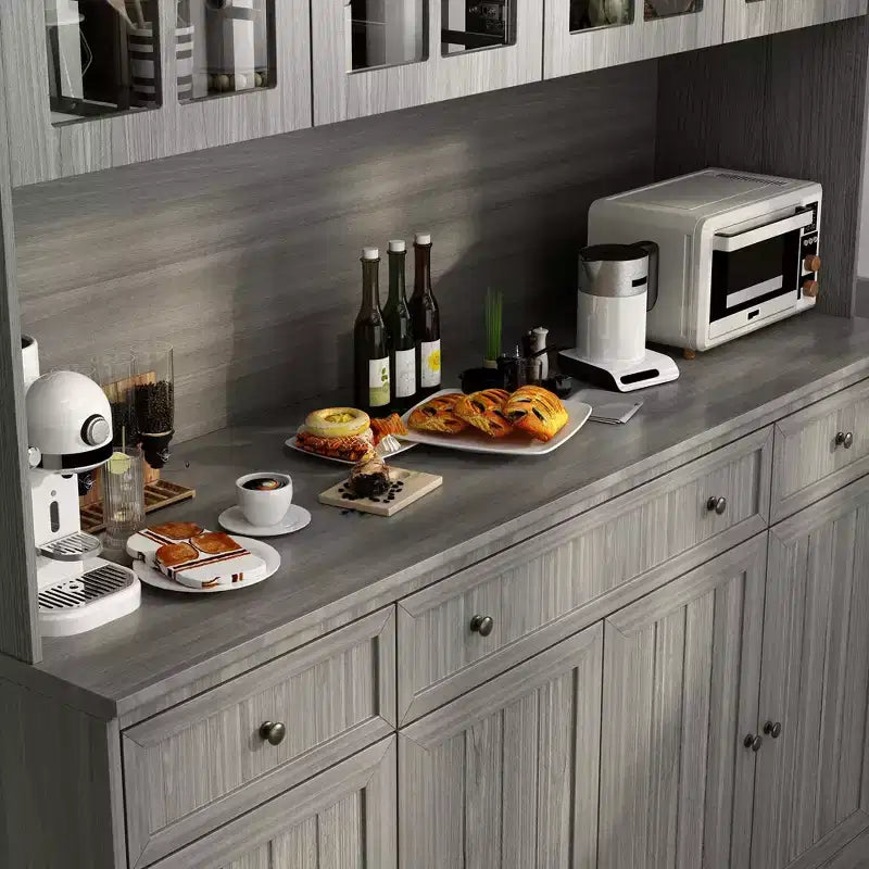 Famapy 155,4 cm grauer Buffetschrank mit Aufsatz, Küchenschrank mit verzierter Sockelleiste: Eine Verbindung von Eleganz und Nutzen