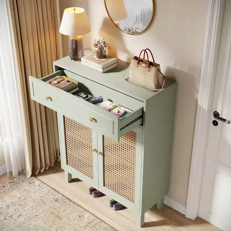 Lantine moderner Boho-Schuhschrank mit 6 Ebenen, Türen, Schublade und verstellbarem Einlegeboden. Rattan-Design, mintgrün. Ideal für Flur und Wohnzimmer.