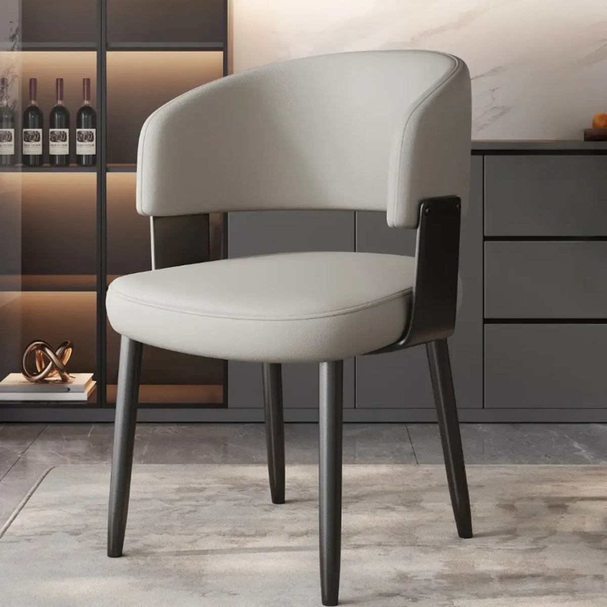 Modern gepolsterter Esszimmerstuhl in Glam-Optik mit Lederbezug