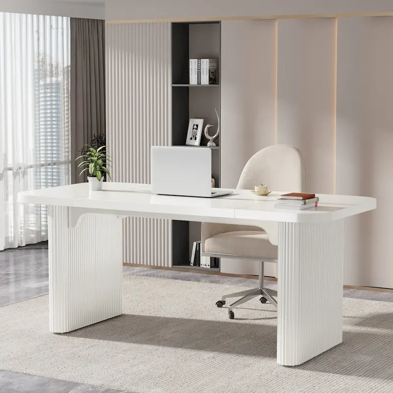 Moderner Chefschreibtisch für das Home-Office
