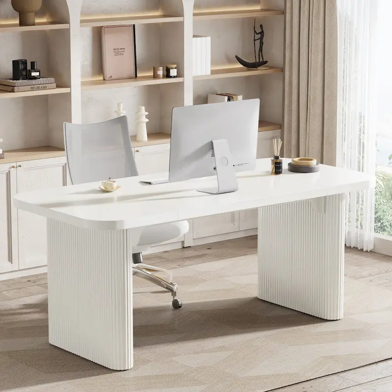 Moderner Chefschreibtisch für das Home-Office