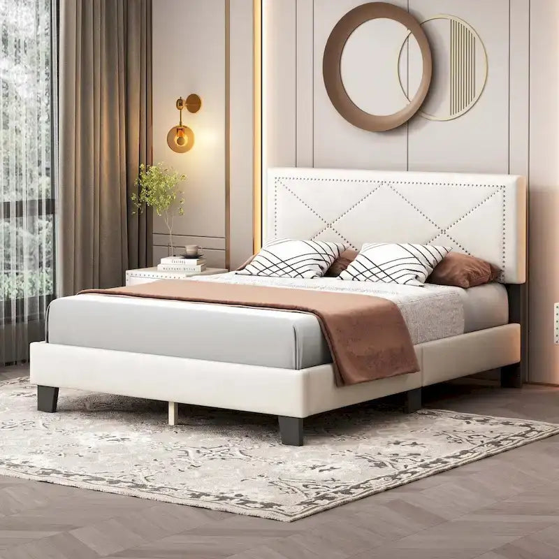 Gepolstertes Queen-Size-Bettgestell mit Nieten-Design