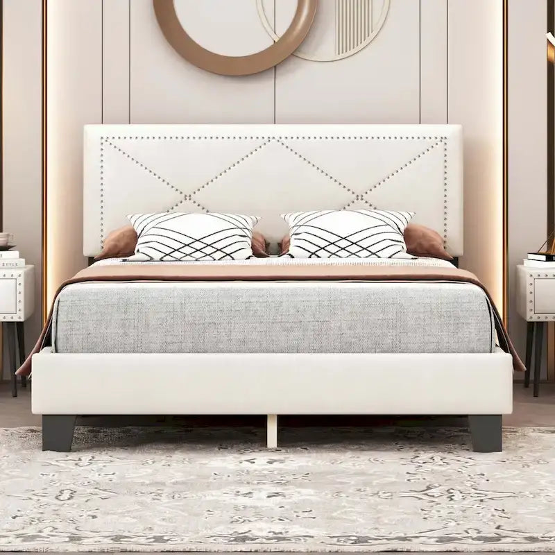 Gepolstertes Queen-Size-Bettgestell mit Nieten-Design