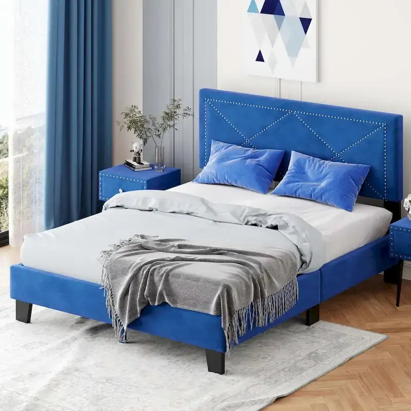 Gepolstertes Queen-Size-Bettgestell mit Nieten-Design