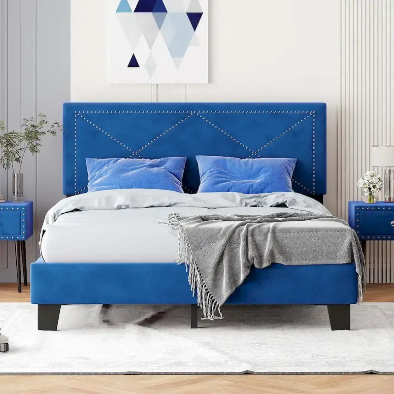 Gepolstertes Queen-Size-Bettgestell mit Nieten-Design