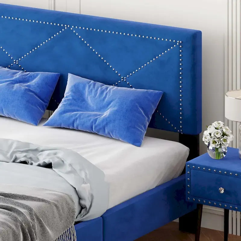 Gepolstertes Queen-Size-Bettgestell mit Nieten-Design