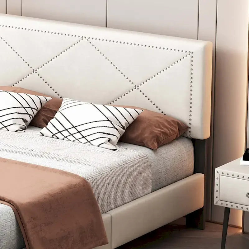 Gepolstertes Queen-Size-Bettgestell mit Nieten-Design