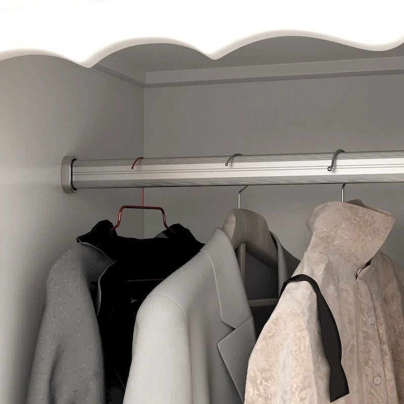 Vintage-inspiriertes zweiteiliges Kleiderschrank-Set mit Metallakzenten