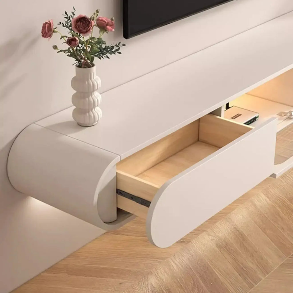 Weißes hängendes TV-Board aus Holz mit Stauraum für das Wohnzimmer