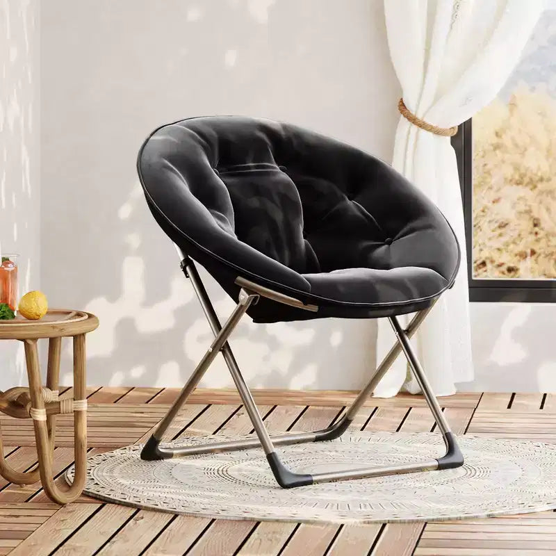 Untertassenstuhl, gemütlicher Loungesessel in Mondform mit Kunstfellbezug und klappbarem Metallgestell, Sitz mit Blumenmotiv