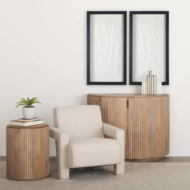 Hellbrauner Akzentschrank aus Massivholz