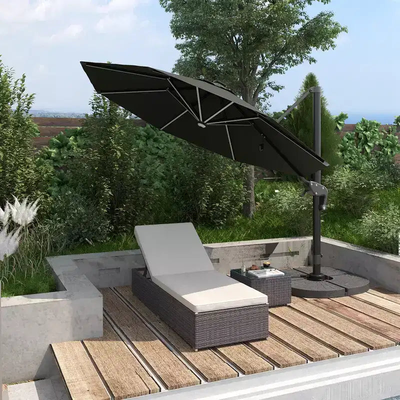 Set aus 2 Sonnenliegen mit 5-fach verstellbarer Rückenlehne, Outdoor-Couchtisch, wasserabweisenden Polstern und PE-Rattan-Geflecht für den Poolbereich