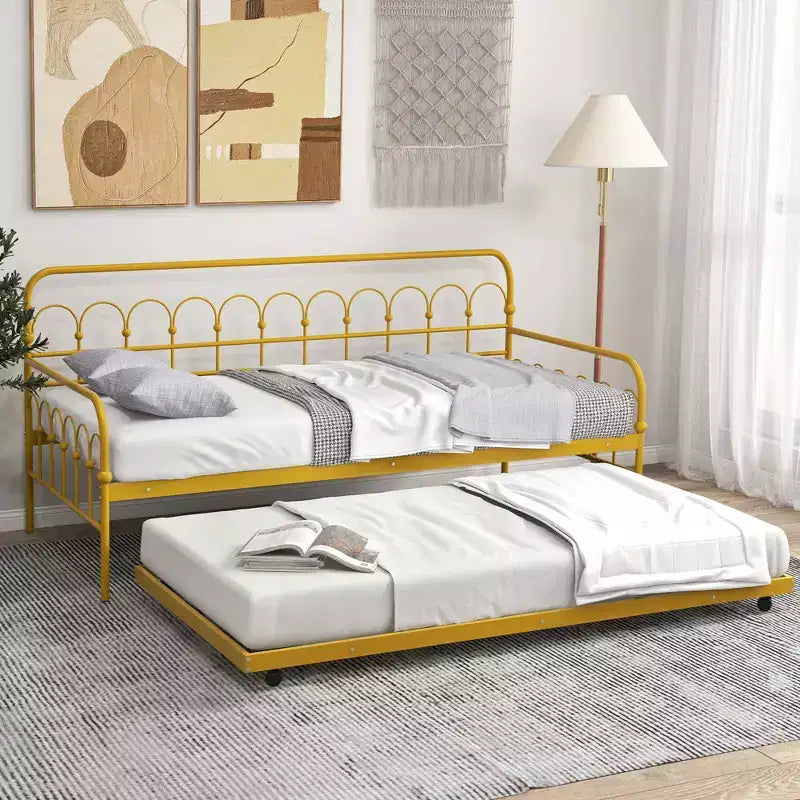 Costway Metall-Tagesbett in Einzelgröße mit ausziehbarem Unterbett, platzloses Schlafsofa, feststellbare Rollen, Gold