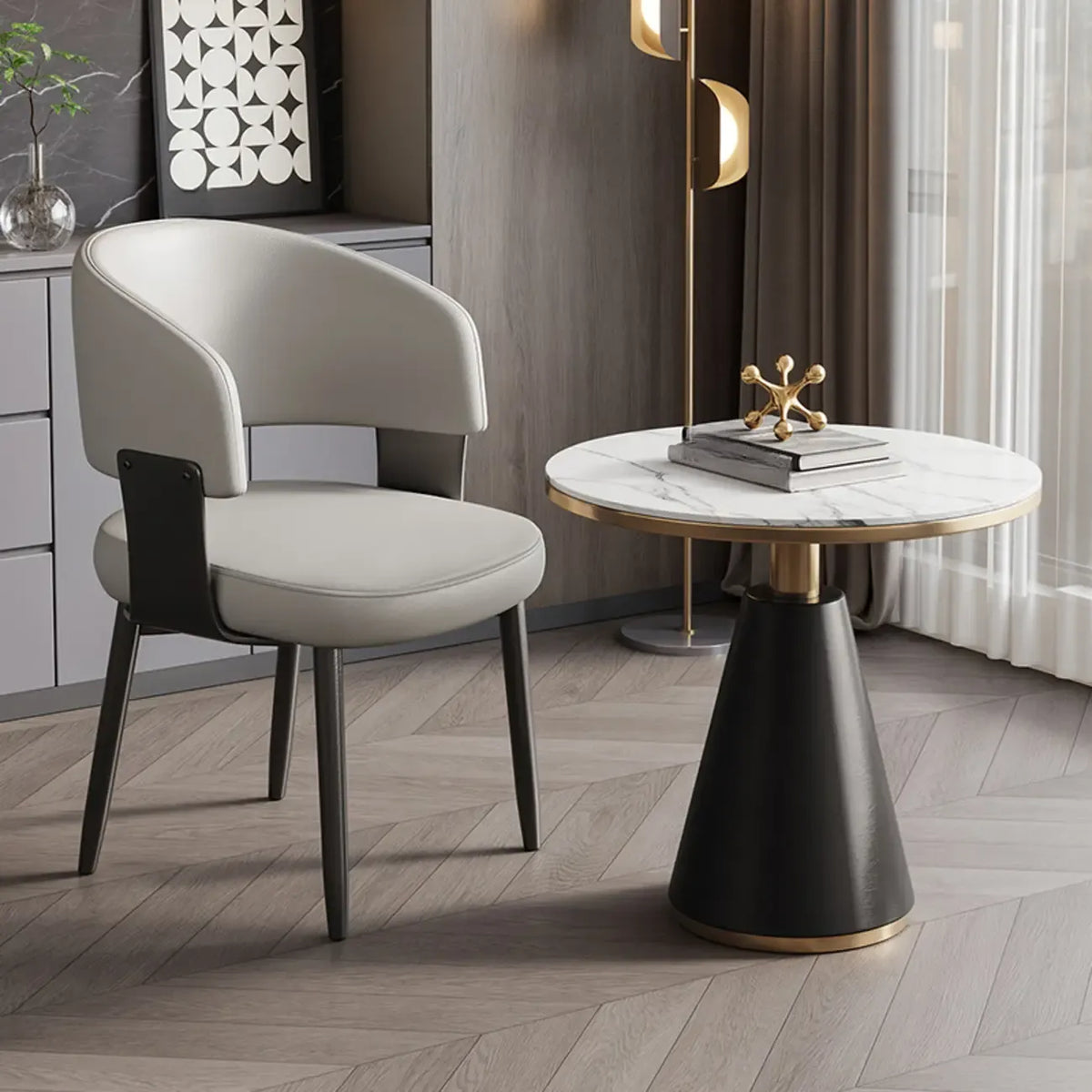 Modern gepolsterter Esszimmerstuhl in Glam-Optik mit Lederbezug