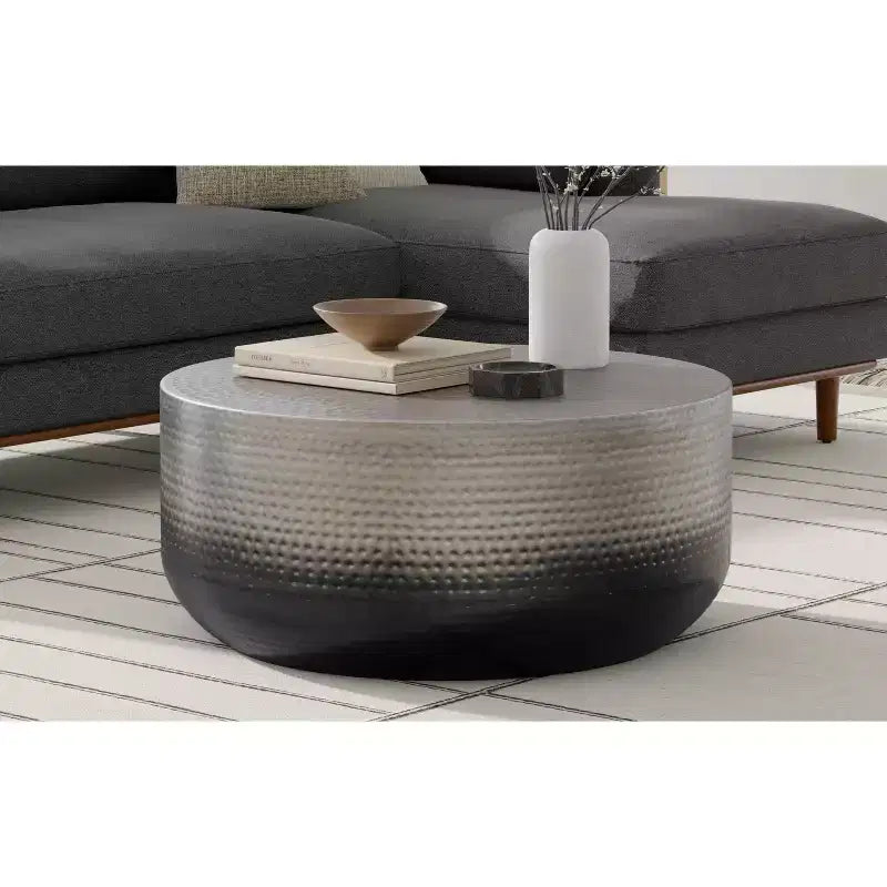 Kacy 36 Zoll breiter, moderner Couchtisch aus Metall in Silber-Ombré, montiert