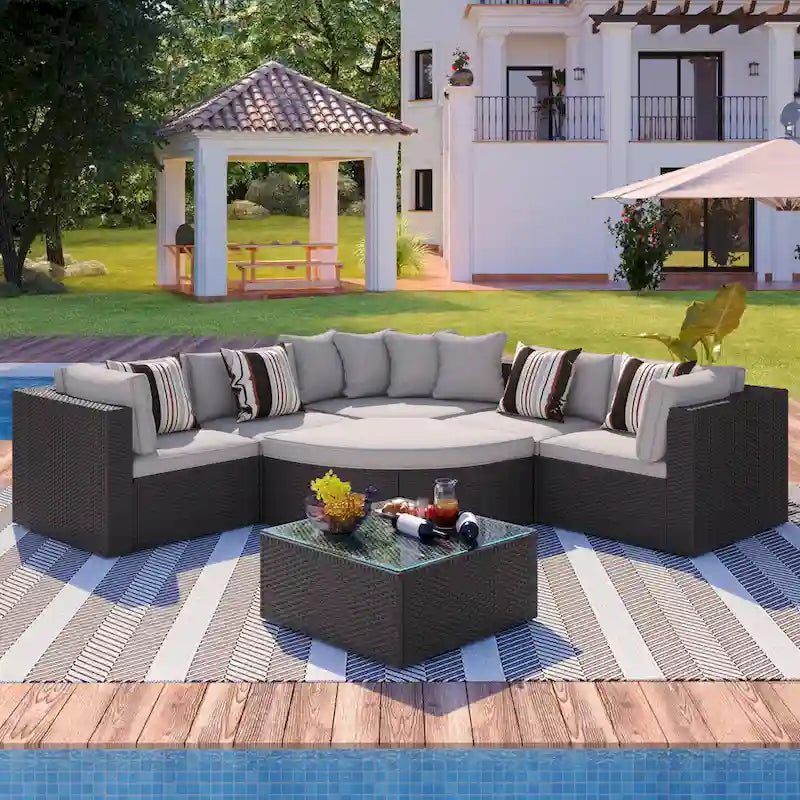 Modernes 7-teiliges Outdoor-Sofa-Set aus Korbgeflecht mit Couchtisch, Auflagen und gestreiften Kissen, geeignet für Terrasse, Garten und Veranda