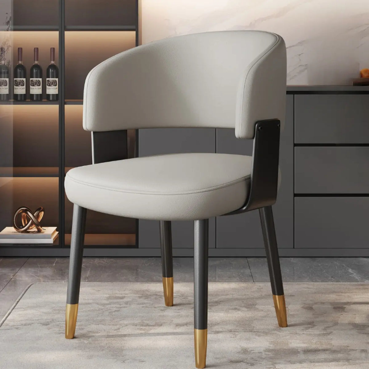 Modern gepolsterter Esszimmerstuhl in Glam-Optik mit Lederbezug