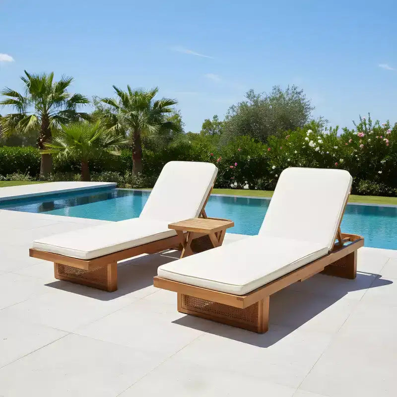 Christopher Knight Home Wino Patio 3-teiliges Akazienholz-Rattan-Sonnenliegen-Set mit Polster und Lattentisch