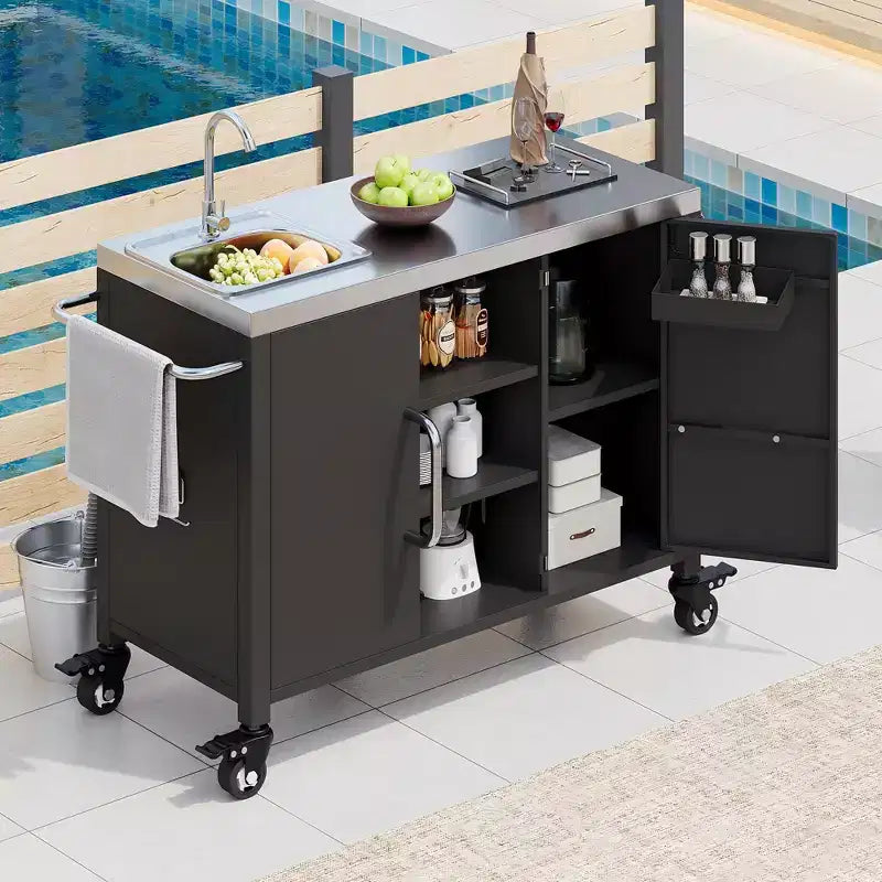 55,5 Zoll Outdoor-Kücheninsel mit Spüle, Edelstahl-Vorbereitungstisch mit Gewürzregal und feststellbaren Rollen, Grillwagenstation, Schwarz – ModernLuxe