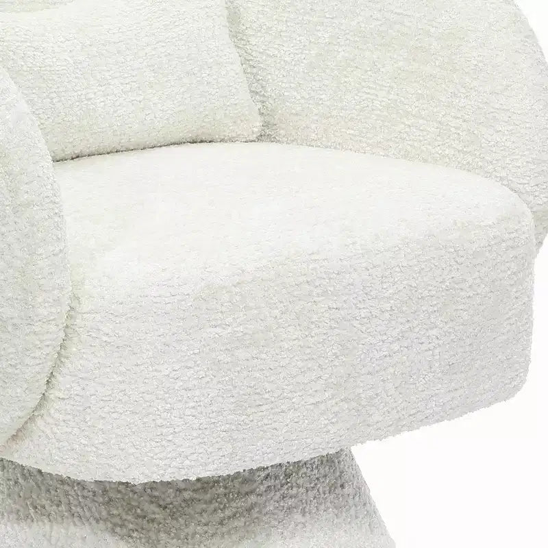 Gepolsterter cremefarbener Clubsessel mit cremefarbenem Holzfuß, gebrochenes Weiß