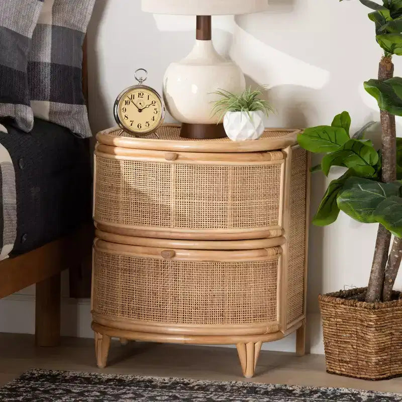 bali & pari Oleta moderner Nachttisch im Boho-Stil aus natürlichem Rattan in Braun mit 2 Schubladen