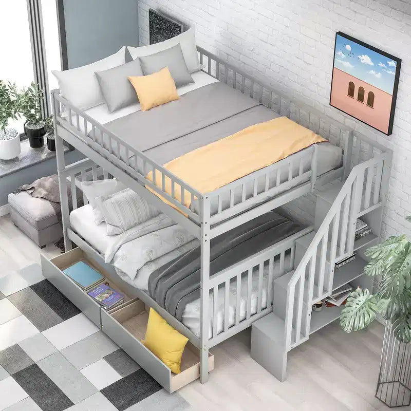 Etagenbett mit zwei Full-Size-Liegeflächen, Schubladen und Treppe mit Stauraum