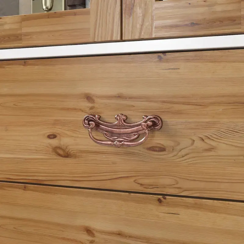 Vintage-inspiriertes zweiteiliges Kleiderschrank-Set mit Metallakzenten