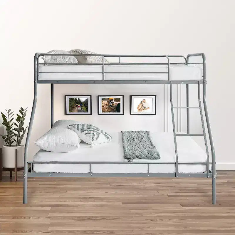 Vollmetall-Etagenbett mit niedrigem Sicherheitsdesign, Absturzsicherung, schräger Leiter und Stauraum unter dem Bett