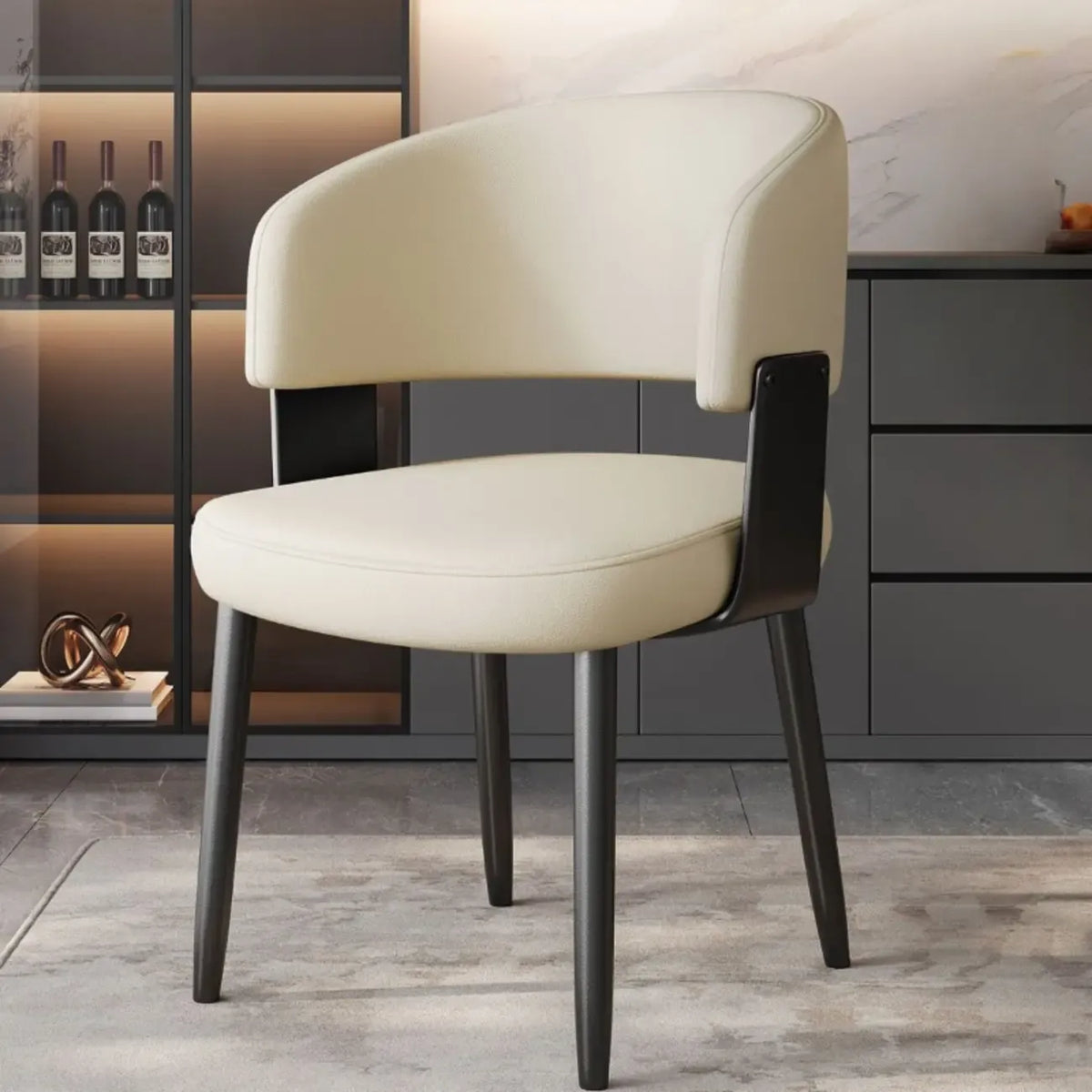 Modern gepolsterter Esszimmerstuhl in Glam-Optik mit Lederbezug