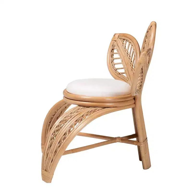 bali & pari Gresham Akzentsessel mit natürlichen Rattanblättern Weiß/Naturbraun: Handgefertigt, mit Schaumstoffpolsterung, keine Montage erforderlich