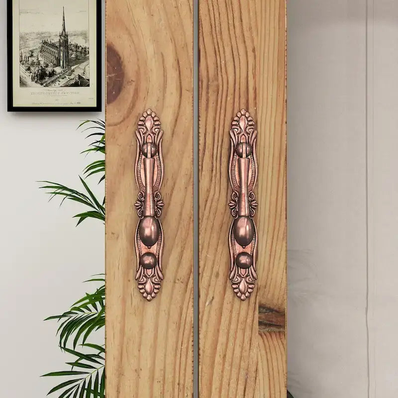 Vintage-inspiriertes zweiteiliges Kleiderschrank-Set mit Metallakzenten