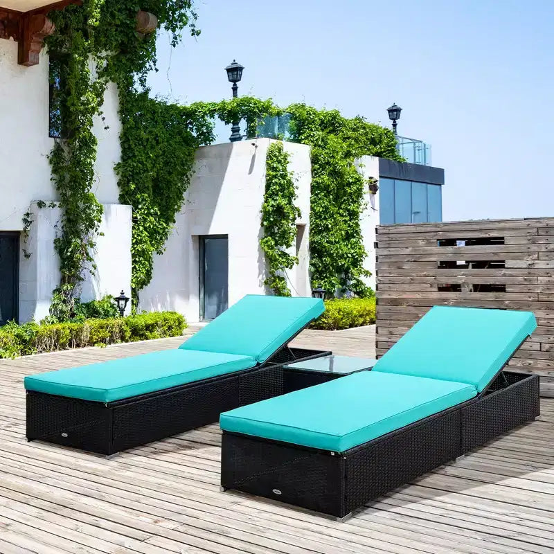 Set aus 2 Sonnenliegen mit 5-fach verstellbarer Rückenlehne, Outdoor-Couchtisch, wasserabweisenden Polstern und PE-Rattan-Geflecht für den Poolbereich