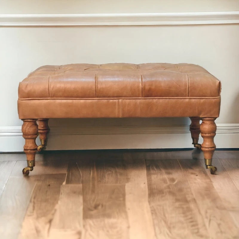 Artisan Furniture Ottomane aus massivem Holz und büffelfarbenem Leder mit Rollenbeinen
