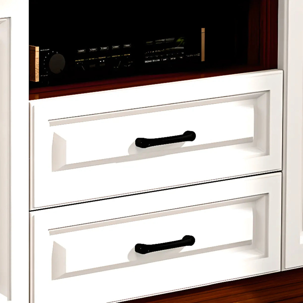 Moderner weißer TV-Schrank aus Holz mit Stauraum und Kabelmanagement