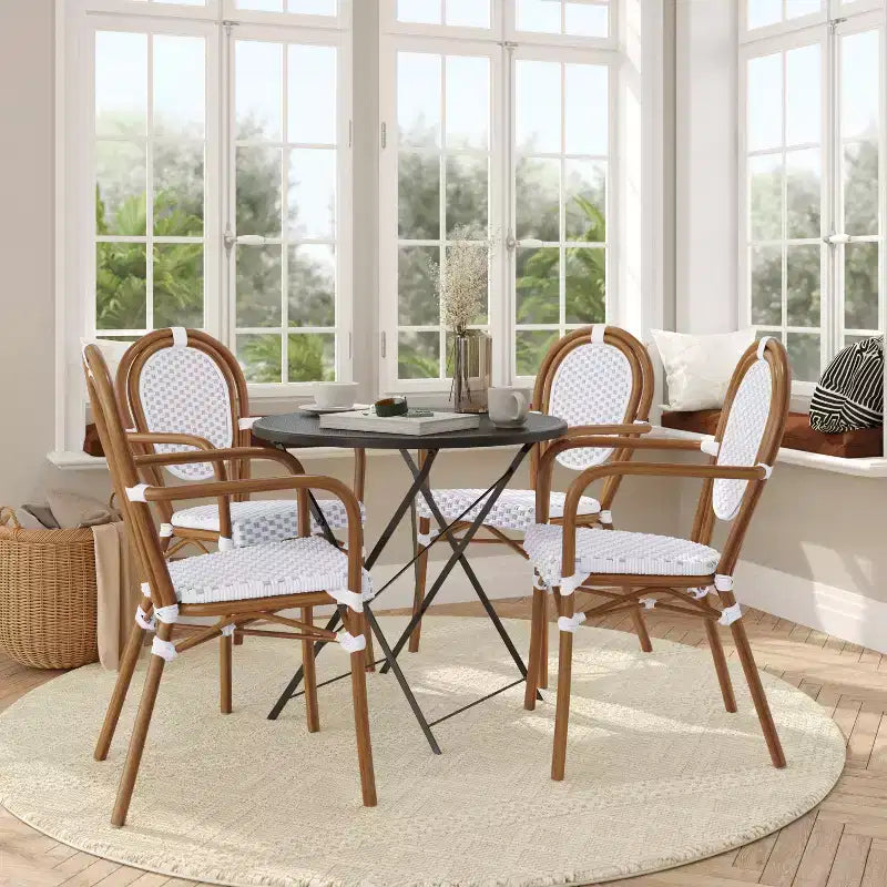 Flash Furniture 4er-Set Lourdes Indoor/Outdoor Gastro-Bistro-Stapelstuhl mit Armlehnen im Thonet-Stil, PE-Rattan und Aluminiumgestell