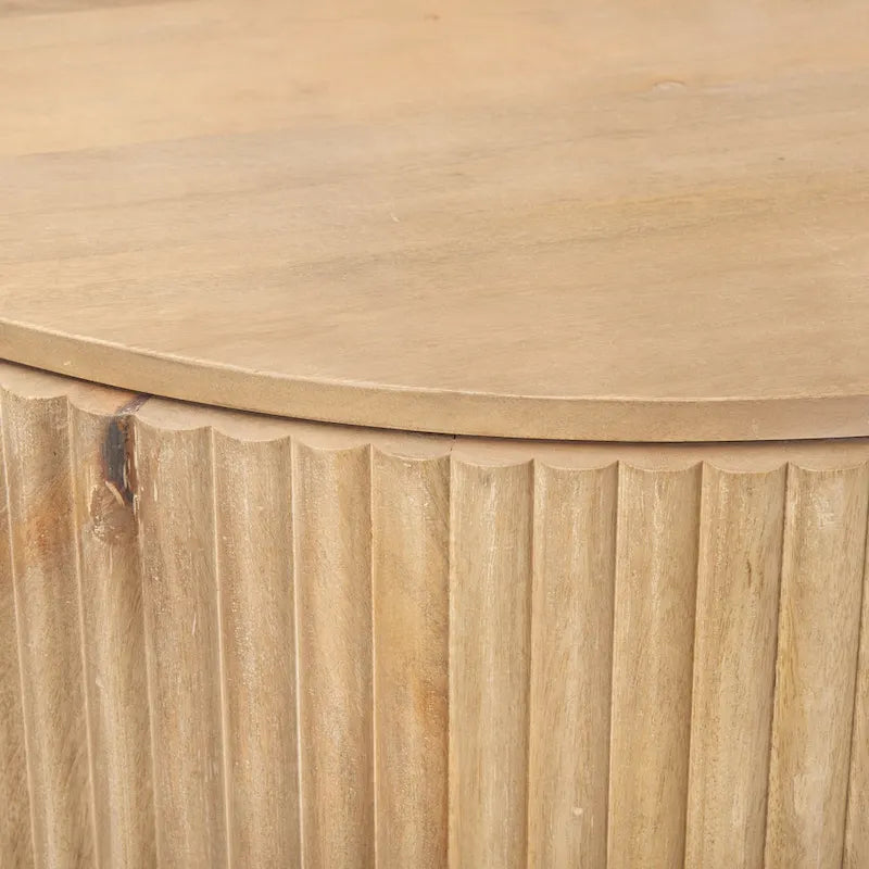 Hellbrauner Akzentschrank aus Massivholz