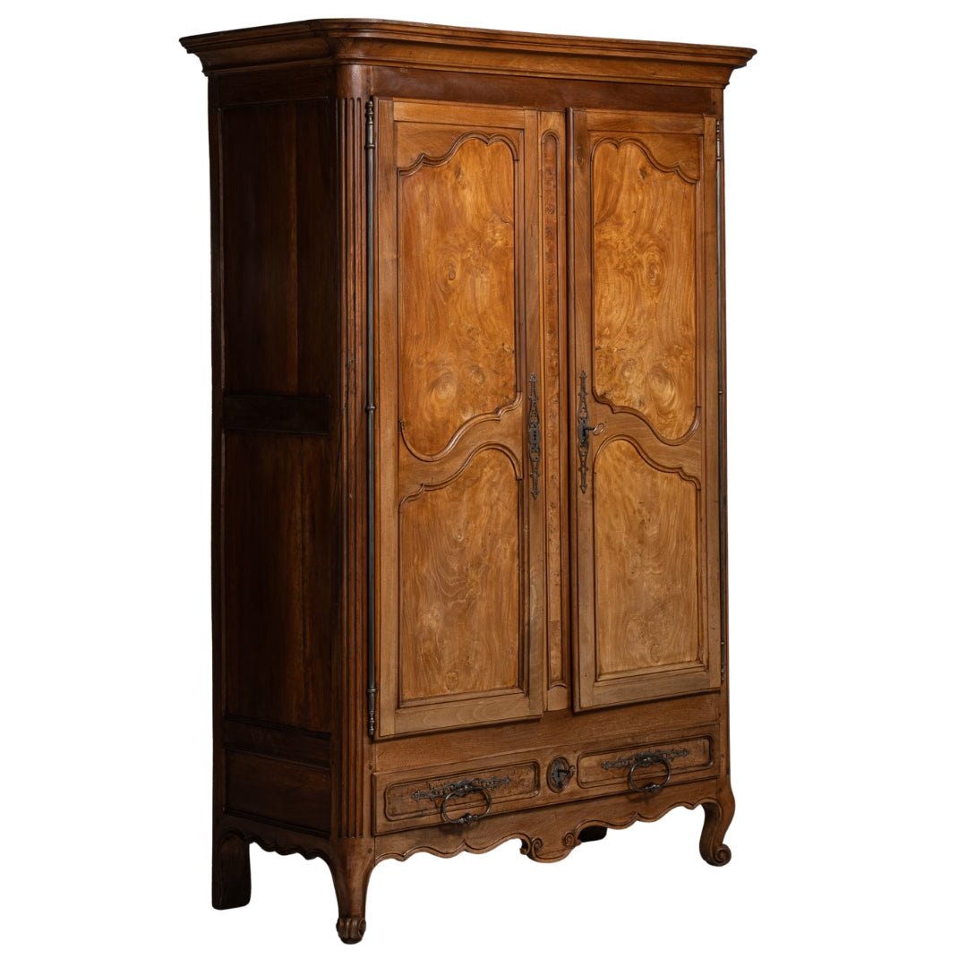 Antiker französischer Renaissance-Revival-Nussbaumschrank, um 1840