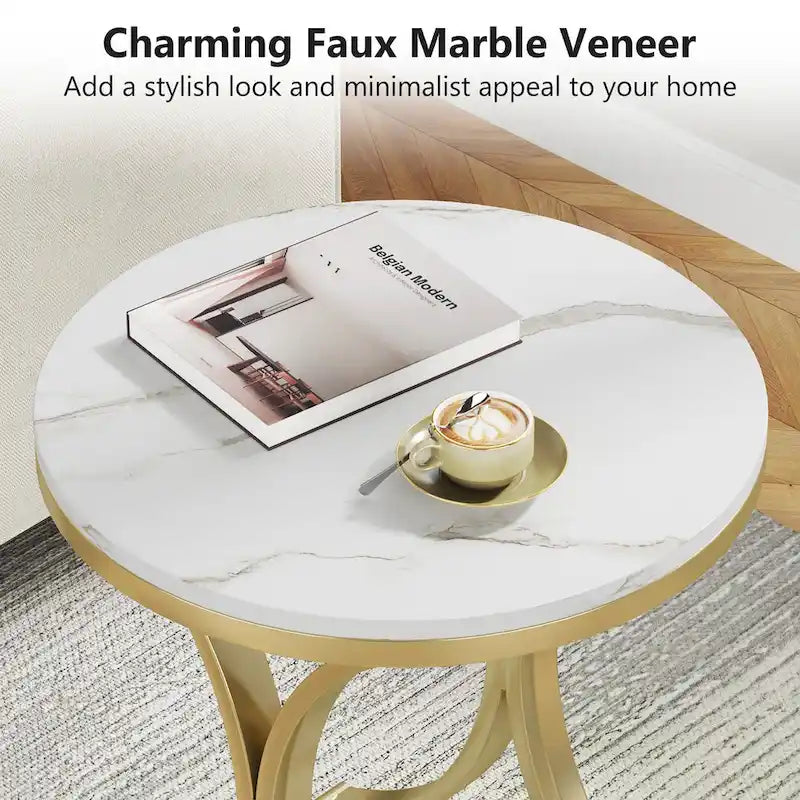 Kleiner, moderner runder Beistelltisch, Couchtisch, Nachttisch mit goldfarbenem Metallgestell und Kunstmarmor-Furnier aus Holzwerkstoff für das Wohnzimmer
