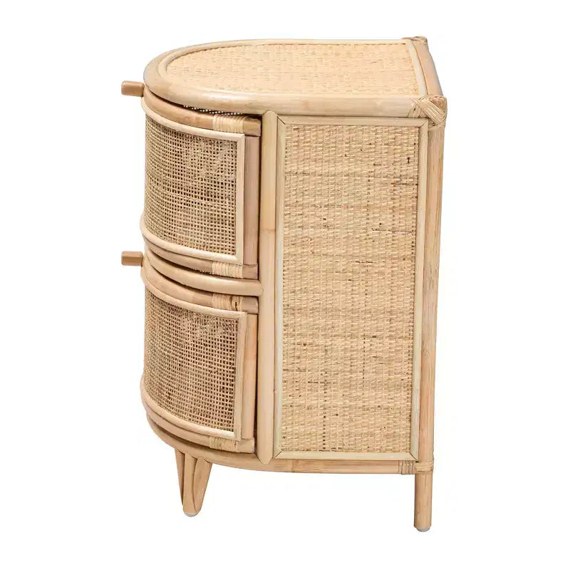 bali & pari Oleta moderner Nachttisch im Boho-Stil aus natürlichem Rattan in Braun mit 2 Schubladen