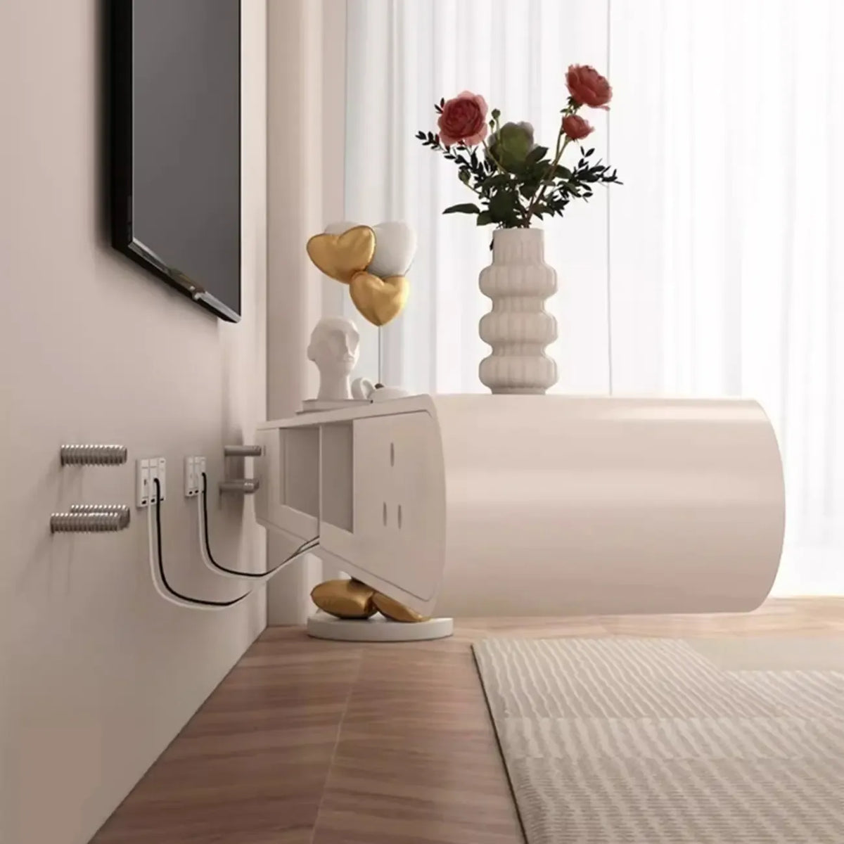 Weißes hängendes TV-Board aus Holz mit Stauraum für das Wohnzimmer