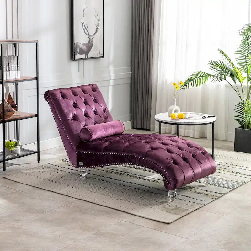 Violette, gepolsterte Récamiere mit Knopfheftung, Kissen und Acrylbeinen