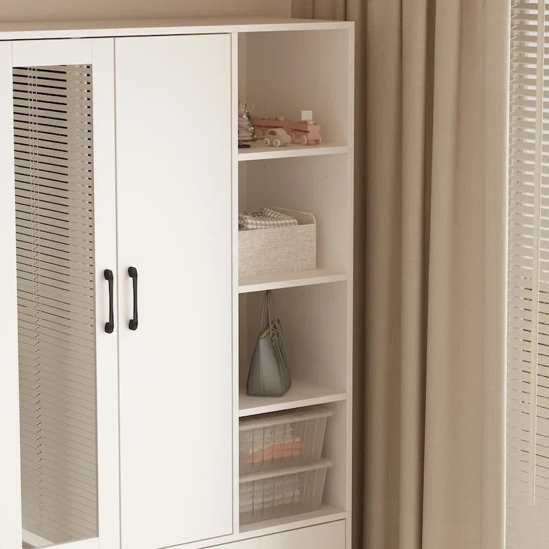 Kleiderschrank mit Spiegel, verstellbarer Kleiderstange und platzsparendem Design