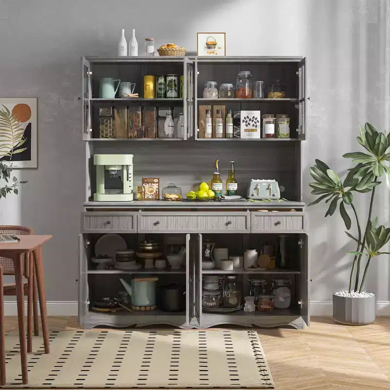 Famapy 155,4 cm grauer Buffetschrank mit Aufsatz, Küchenschrank mit verzierter Sockelleiste: Eine Verbindung von Eleganz und Nutzen
