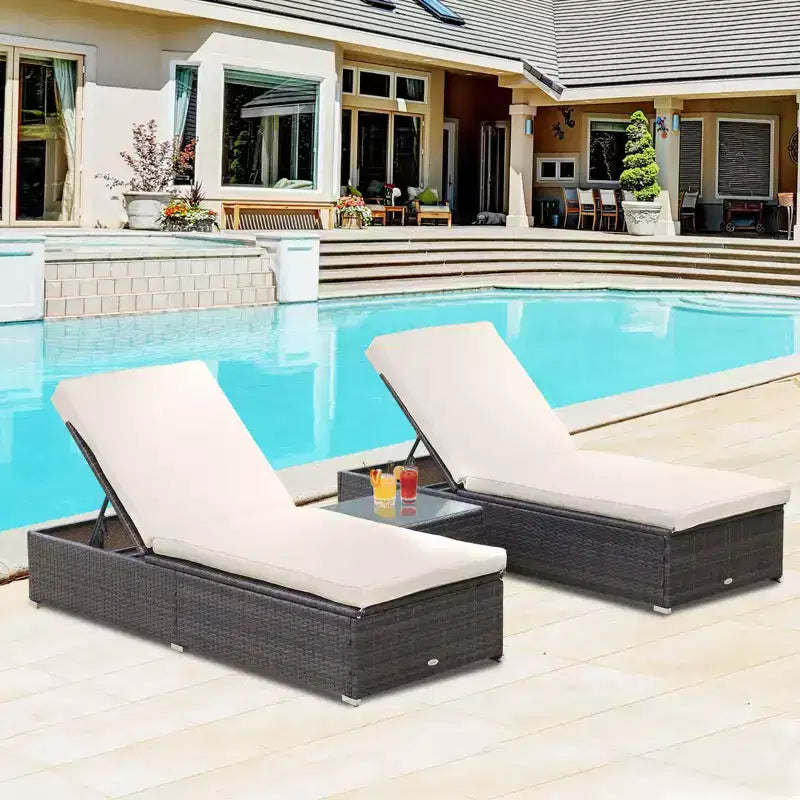 Set aus 2 Sonnenliegen mit 5-fach verstellbarer Rückenlehne, Outdoor-Couchtisch, wasserabweisenden Polstern und PE-Rattan-Geflecht für den Poolbereich