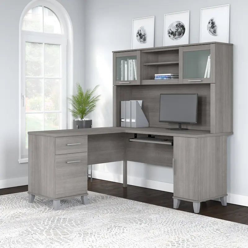 Bush Furniture Somerset 60 Zoll breiter L-förmiger Schreibtisch mit Aufsatzregal und Stauraum
